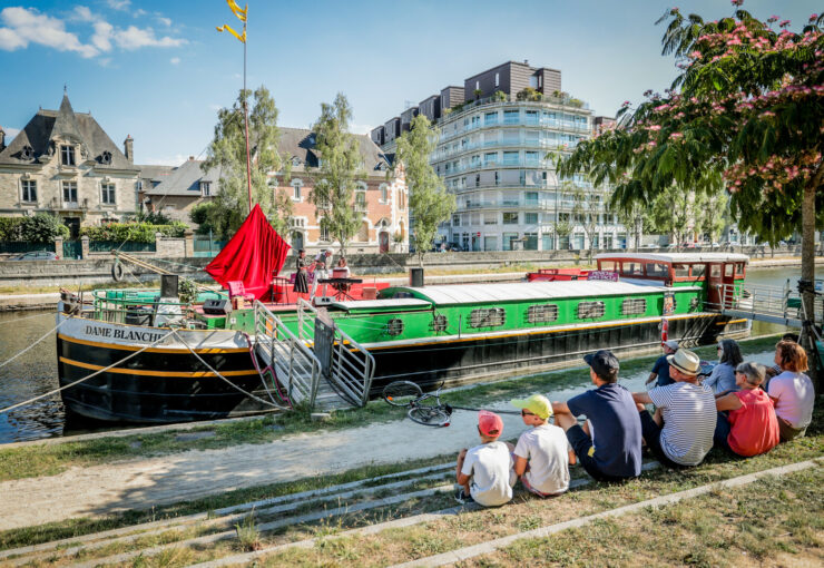 Péniche spectacle Quai Saint Cyr à Rennes.