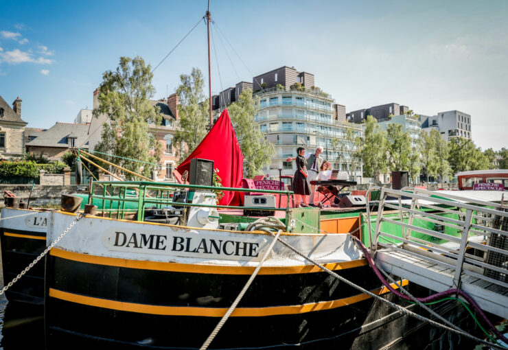 Péniche spectacle Quai Saint Cyr à Rennes.