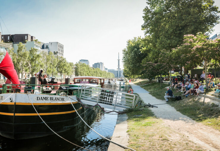 Péniche spectacle Quai Saint Cyr à Rennes.