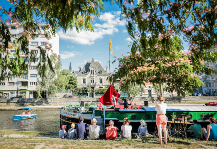 Péniche spectacle Quai Saint Cyr à Rennes.